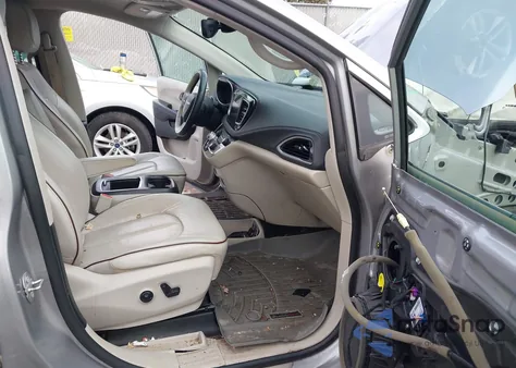 2017 Chrysler Pacifica Limited z USA, uszkodzony, nr VIN 2C4RC1GG8HR709736